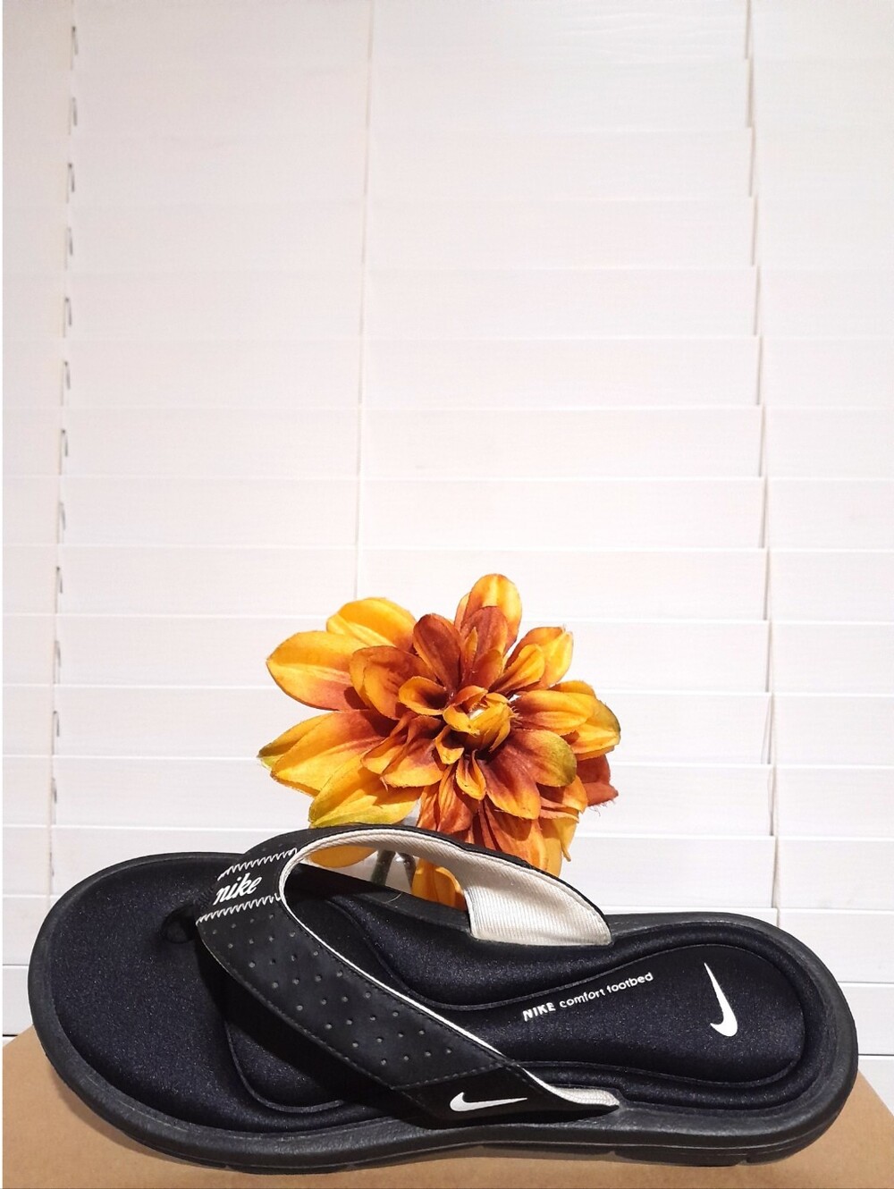 2014 Nike comfort foam footbed flip flip slides women's 9 black white